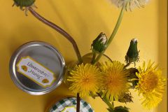 ...der fertige Löwenzahnhonig mit noch verbliebenen Blüten für später